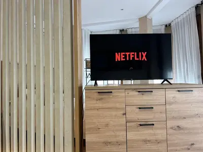 Una televisión o centro de entretenimiento en Wanderlust Loft