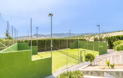 Instalaciones para jugar a tenis o squash en Villa Carmela o alrededores
