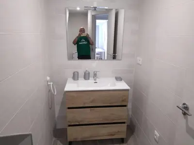 Un baño de apartamento nuevo