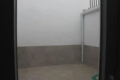 Un baño de apartamento nuevo