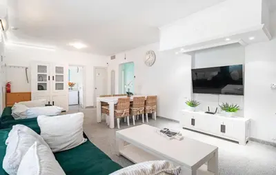 Una televisión o centro de entretenimiento en 2 Bedroom Lovely Home In Carratraca