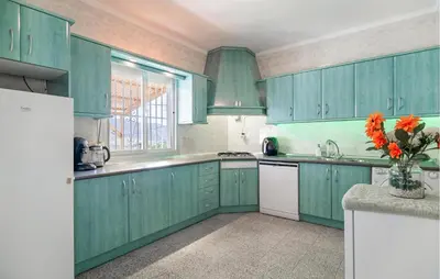 Una cocina o zona de cocina en 2 Bedroom Lovely Home In Carratraca