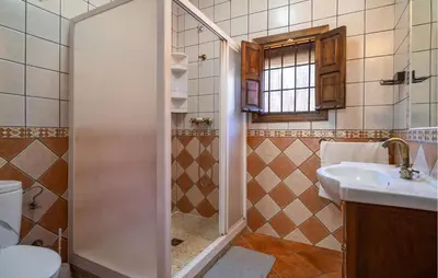 Un baño de Gorgeous Home In Priego De Cordoba