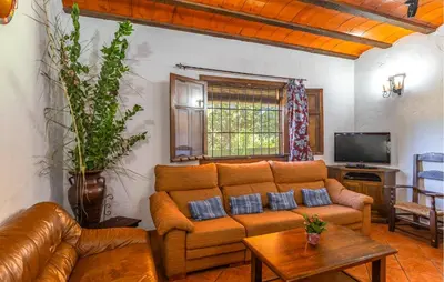 Una televisión o centro de entretenimiento en Gorgeous Home In Priego De Cordoba