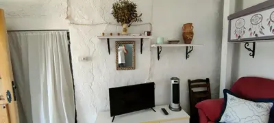Una televisión o centro de entretenimiento en La Pequeña Parrita
