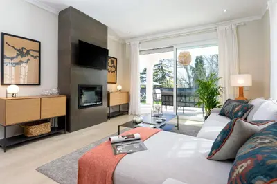 Una televisión o centro de entretenimiento en Genteel Home Villa El Brillante