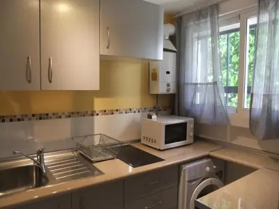Una cocina o zona de cocina en Cozy and charming house in Sevilla