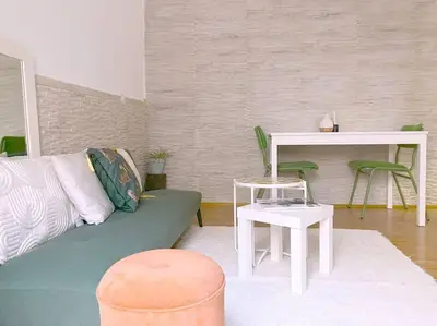 Zona de estar de Renovated retro home w terrace