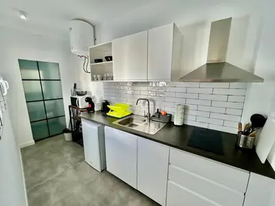 Una cocina o zona de cocina en Ático con gran terraza privada - CozyHomeSevilla8