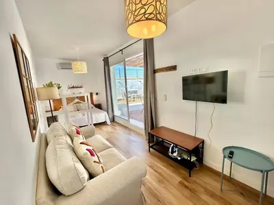 Una televisión o centro de entretenimiento en Ático con gran terraza privada - CozyHomeSevilla8
