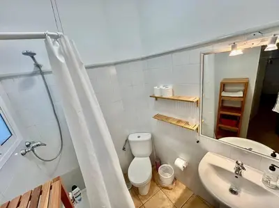 Un baño de Acogedor apt 8pax 4Bdr 2Bth - CozyHomeSevilla3