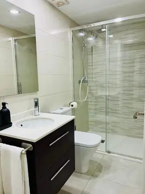 Un baño de Duplex Agustín M con parking gratuito