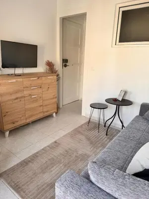 Una televisión o centro de entretenimiento en Wanderlust Apartments