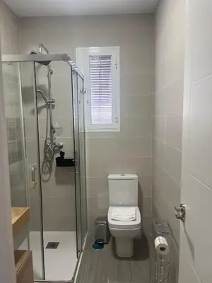 Un baño de RentalSevilla Cardenal Rodrigo de Castro