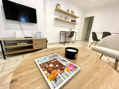 Una televisión o centro de entretenimiento en Geysotur Capuchinas parking gratis