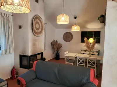 Zona de estar de Cortijo Rural El Contador, con chimenea