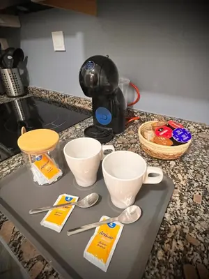 Utensilios para hacer té y café en La casa de Tachi