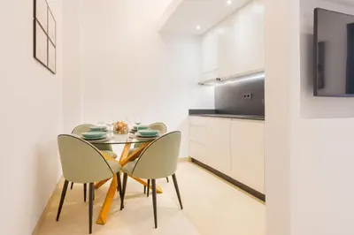 Una cocina o zona de cocina en New Design Apartment - Gallos 4