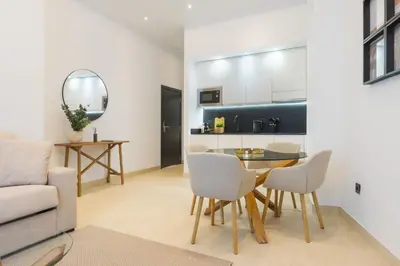 Una cocina o zona de cocina en New Design Apartment - Gallos 1