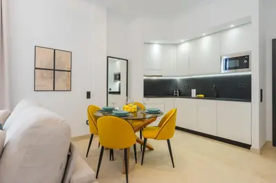 Una cocina o zona de cocina en New Design Apartment - Private patio - Gallos 3