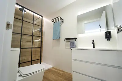Un baño de 1ª planta C Apartamentos Juan Robledo Centro ciudad