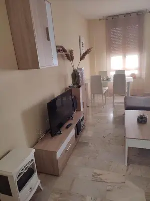 Una televisión o centro de entretenimiento en apartamentos barrio nuevo