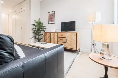 Una televisión o centro de entretenimiento en Precioso estudio en San Julián Sevilla, AC WiFi Hiniesta estudio