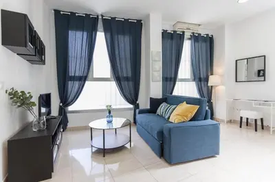 Una televisión o centro de entretenimiento en Elegante y acogedor apartamento centro Sevilla Hiniesta 1 habitación