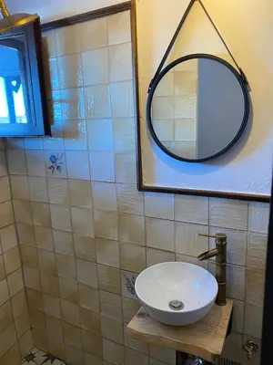 Un baño de El Capricho, El Escondite de Martina