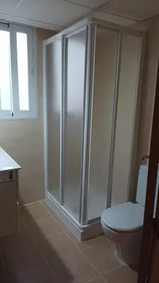 Un baño de Centro Linares Santiago B&A