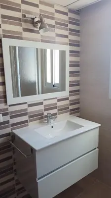Un baño de Centro Linares Santiago B&A