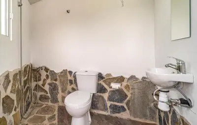 Un baño de Pet Friendly Home In Algarinejo