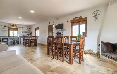 Una televisión o centro de entretenimiento en Pet Friendly Home In Algarinejo