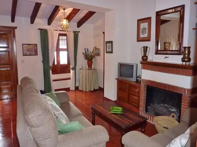 Una televisión o centro de entretenimiento en Family Stay with Private Pool