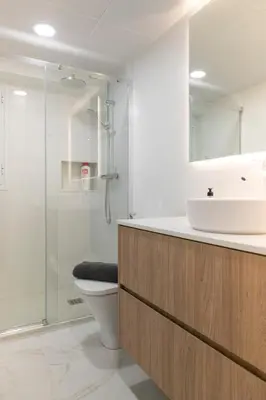 Un baño de La Bodega Con Parking Gratis