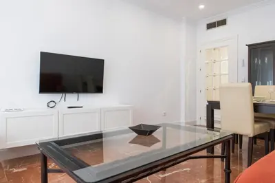 Una televisión o centro de entretenimiento en La Bodega Con Parking Gratis