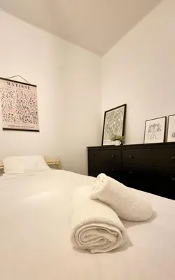Cama o camas de una habitación en Hostfy Centro, Calle Sol - San Román