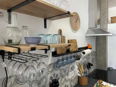Una cocina o zona de cocina en Dharmia