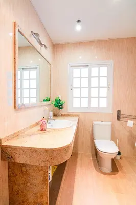 Un baño de Edomus El Patio de la Macarena
