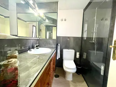 Un baño de Geysotur Balcón del Puente Romano con Parking Gratis