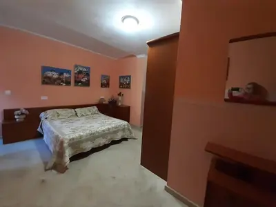 Cama o camas de una habitación en Precioso chalet próximo a Sevilla con jardín y piscina privada 8 personas Wifi gratis 2 salones 4 dormitorios 2 baños