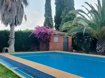 Piscina en o cerca de Precioso chalet próximo a Sevilla con jardín y piscina privada 8 personas Wifi gratis 2 salones 4 dormitorios 2 baños