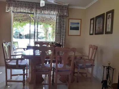 Zona de estar de Precioso chalet próximo a Sevilla con jardín y piscina privada 8 personas Wifi gratis 2 salones 4 dormitorios 2 baños