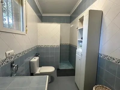 Un baño de Precioso chalet próximo a Sevilla con jardín y piscina privada 8 personas Wifi gratis 2 salones 4 dormitorios 2 baños