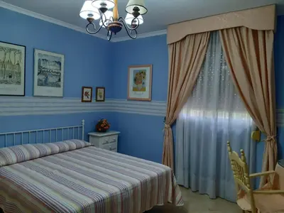 Cama o camas de una habitación en Precioso chalet próximo a Sevilla con jardín y piscina privada 8 personas Wifi gratis 2 salones 4 dormitorios 2 baños