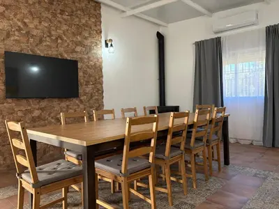 Una televisión o centro de entretenimiento en Casa rural Los Girasoles