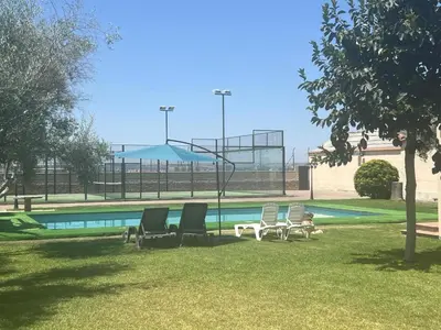 Piscina en o cerca de Precioso chalet con piscina y pista de padel