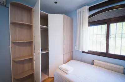 Cama o camas de una habitación en Precioso chalet con piscina y pista de padel