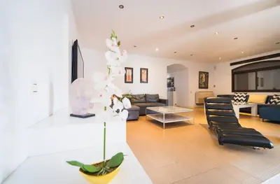 Zona de estar de Precioso chalet con piscina y pista de padel
