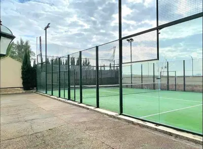 Instalaciones para jugar a tenis o squash en Precioso chalet con piscina y pista de padel o alrededores